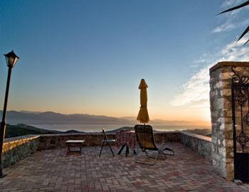 Gerofotis Guesthouse The terrace at sunrise Αίγιο