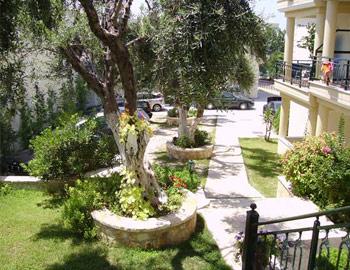 Loukas Hotel & Apartments Ξενοδοχείο Βράχος